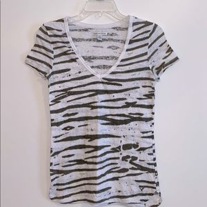 American Eagle women’s medium v neck tee